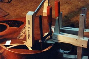 Restoring the mahogany top og Guild guitar