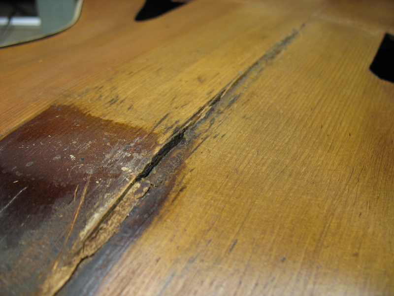 Crack on the archtop guitar body - before repair