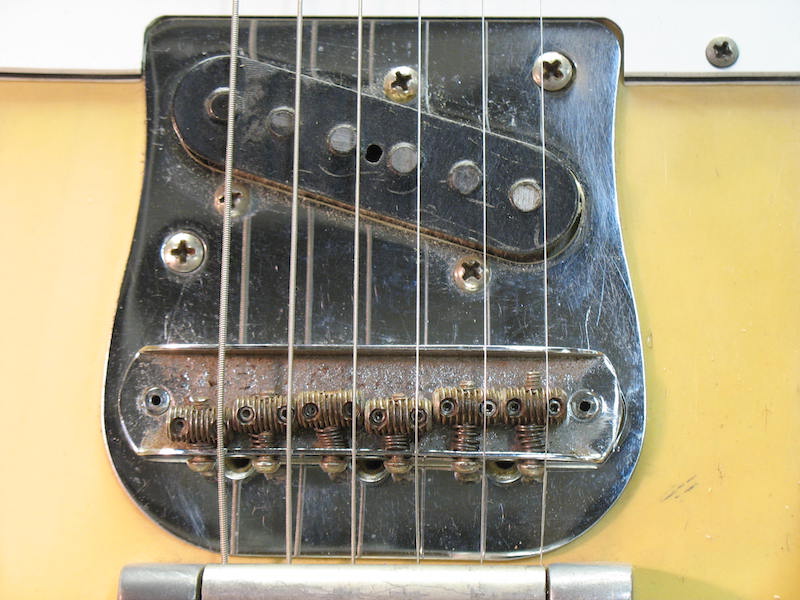 The bridge does not align with the centre of the electric guitar
